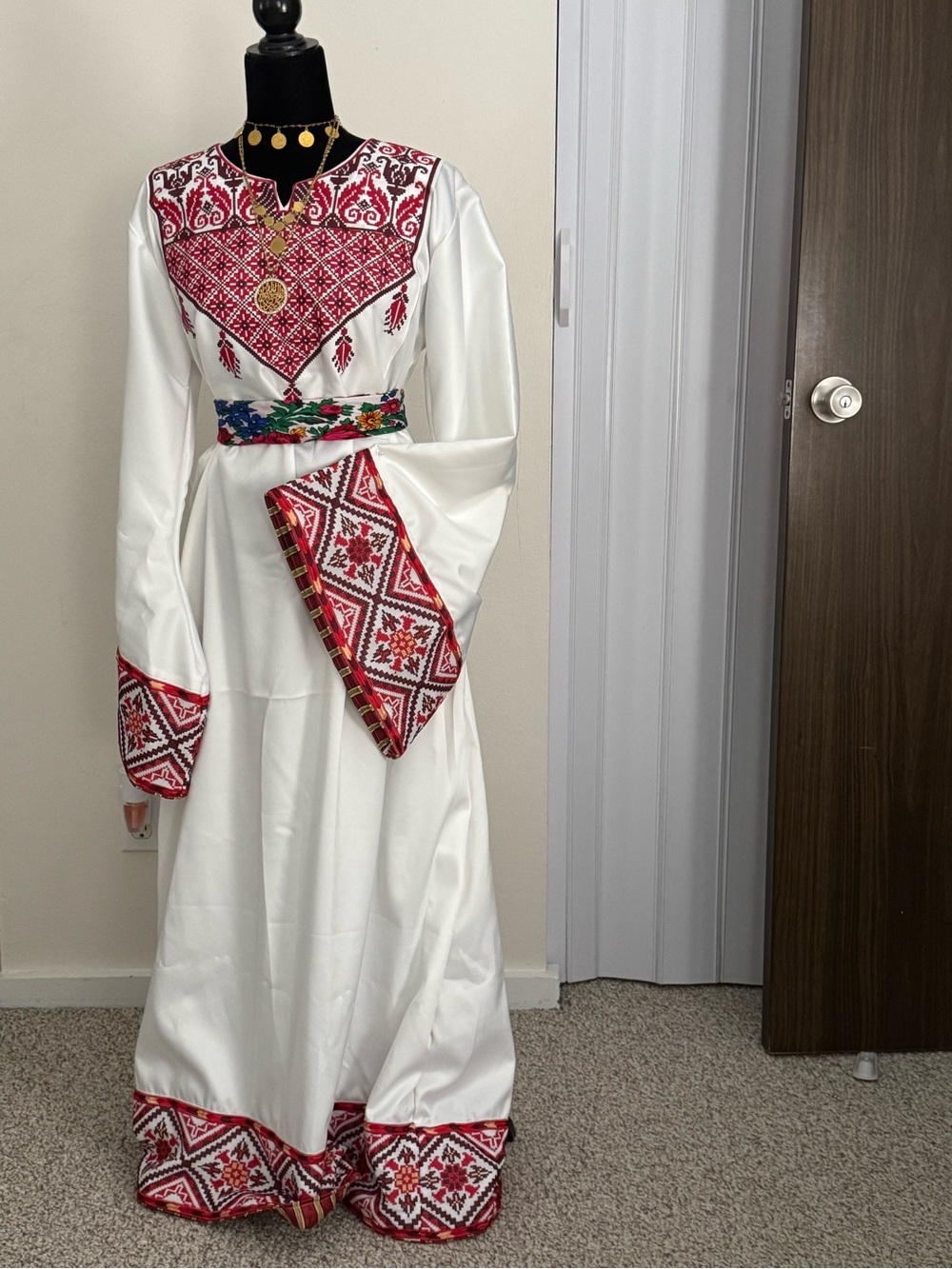 Traditional White Embroidered thoub with Red Pattern
